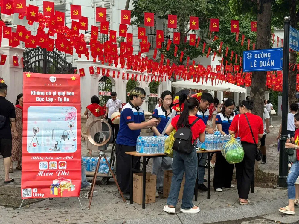Một điểm phát nước uống, đồ ăn miễn phí phục vụ người dân xem sơ duyệt diễu binh, diễu hành A80 536834706_1175195154650277_6730317596618616755_n.jpg