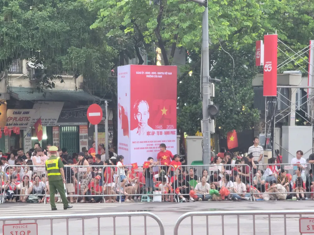 Người dân xếp hàng trật tự tại ngã tư Cửa Nam - Hàng Bông để xem tổng hợp luyện diễu binh, diễu hành. Ảnh: NGUYỄN QUỐC z6948717597794_4345f695cdf4730631b8ad3e56edf07a.jpg