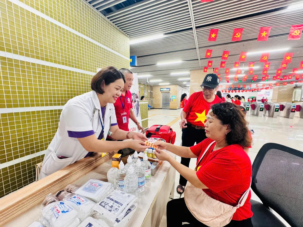 Người dân đi xem sơ duyệt diễu binh, diễu hành được phát thuốc miễn phí và tư vấn khi gặp vấn đề về sức khỏe z6950609418813_936276ad7a6dbee01ce41ab844c6cfb8.jpg