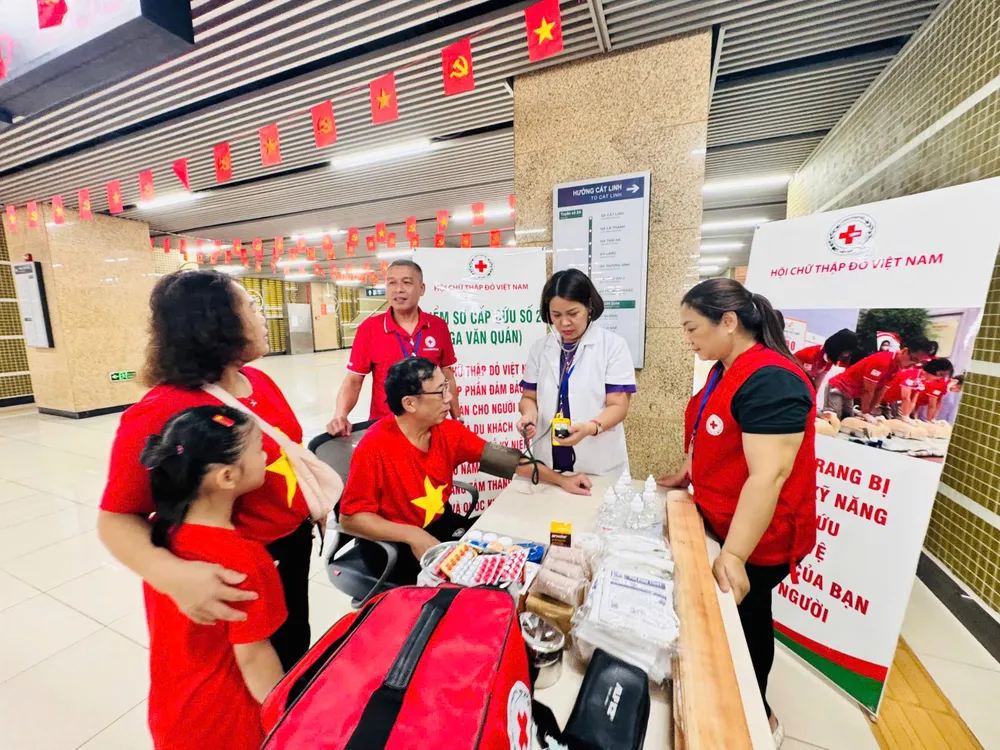 Điểm sơ cấp cứu của Hội Chữ thập đỏ Việt Nam được đặt tại nhà ga Văn Quán trên tuyến Metro Cát Linh - Hà Đông z6950609498534_d3bc93981701550c5802f0b6d44b1502.jpg