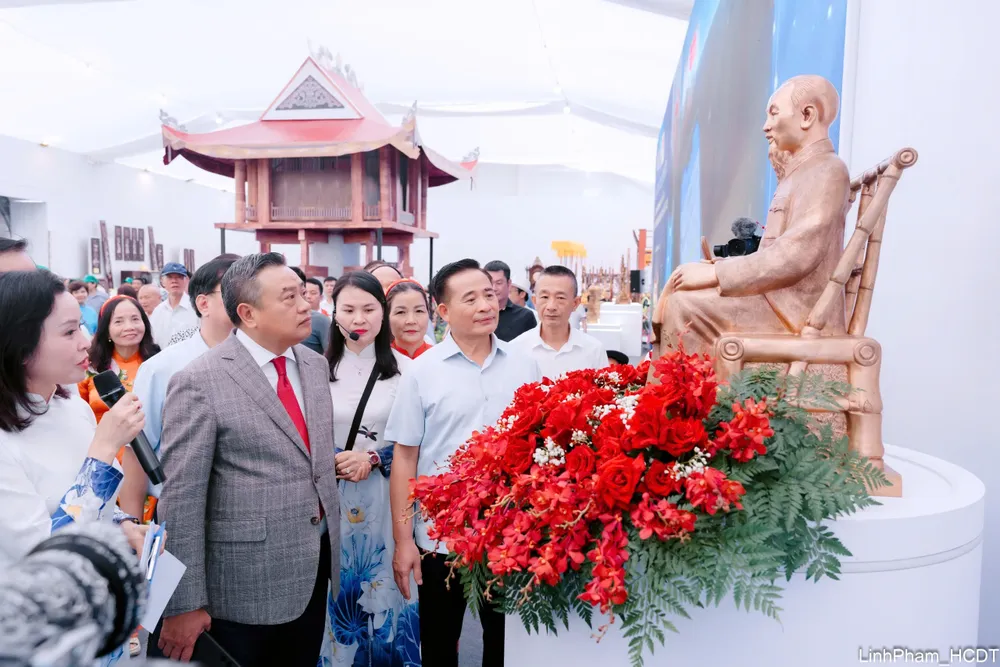 Chủ tịch UBND TP Hà Nội Trần Sỹ Thanh và đại diện các sở, ngành thăm quan Không gian truyền thống và sáng tạo Hà Nội 2025 z6953607091568_30a6ea811e1e7a30b2e00d83111cc22d.jpg
