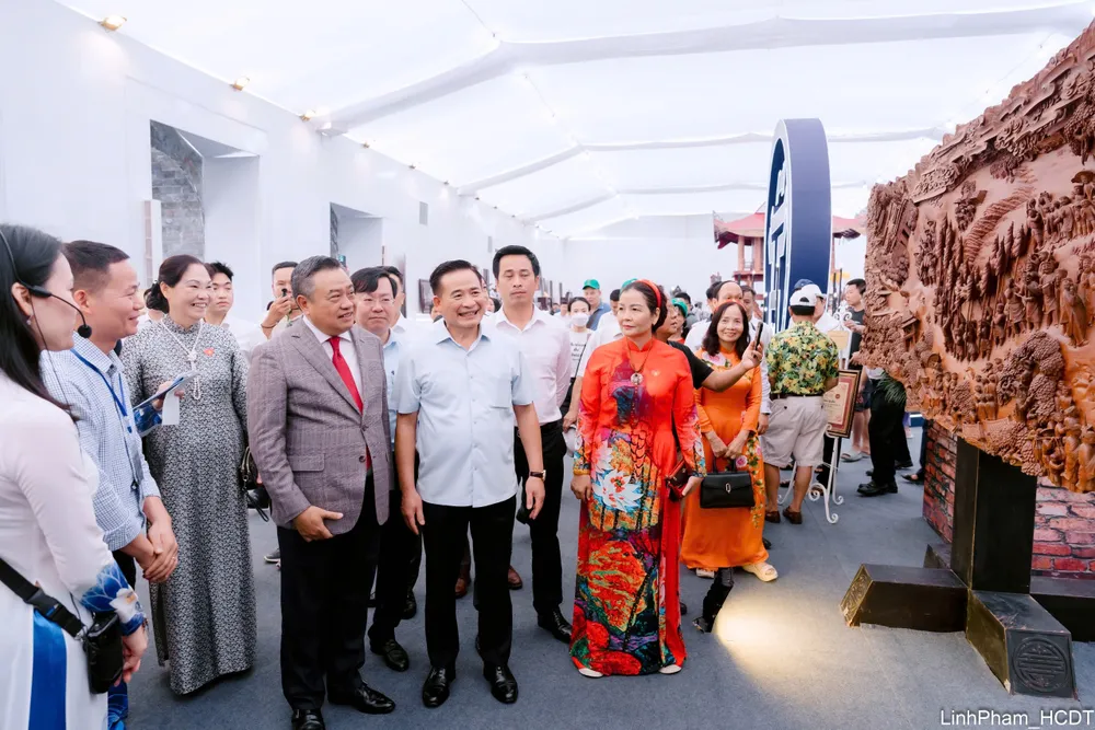 Chủ tịch UBND TP Hà Nội tham quan triển lãm z6953607091599_93f98ea2824c728ecb5082e39f23fa4e.jpg
