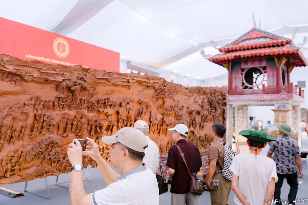Đông đảo du khách tới thăm quan Không gian truyền thống và sáng tạo Hà Nội 2025 z6953646494313_984fef4db8c959437708e6dcadbb8b1e.jpg