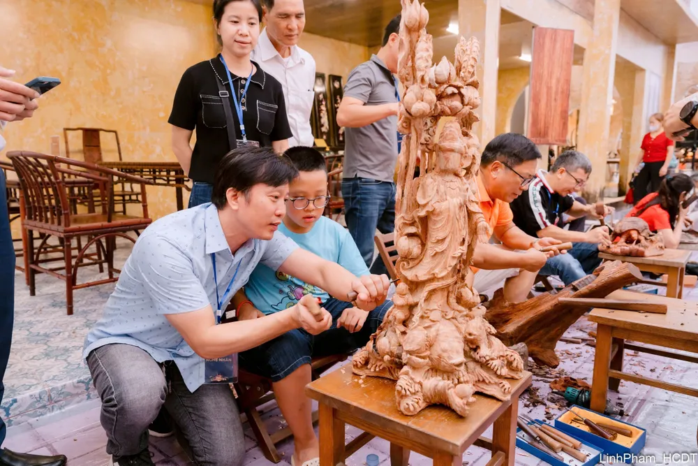 Người dân và du khách thích thú trải nghiệm làm đồ thủ công tại Không gian truyền thống và sáng tạo Hà Nội 2025 z6953646511732_569a36ba55f7dc21fcc7d4d0304b618d.jpg