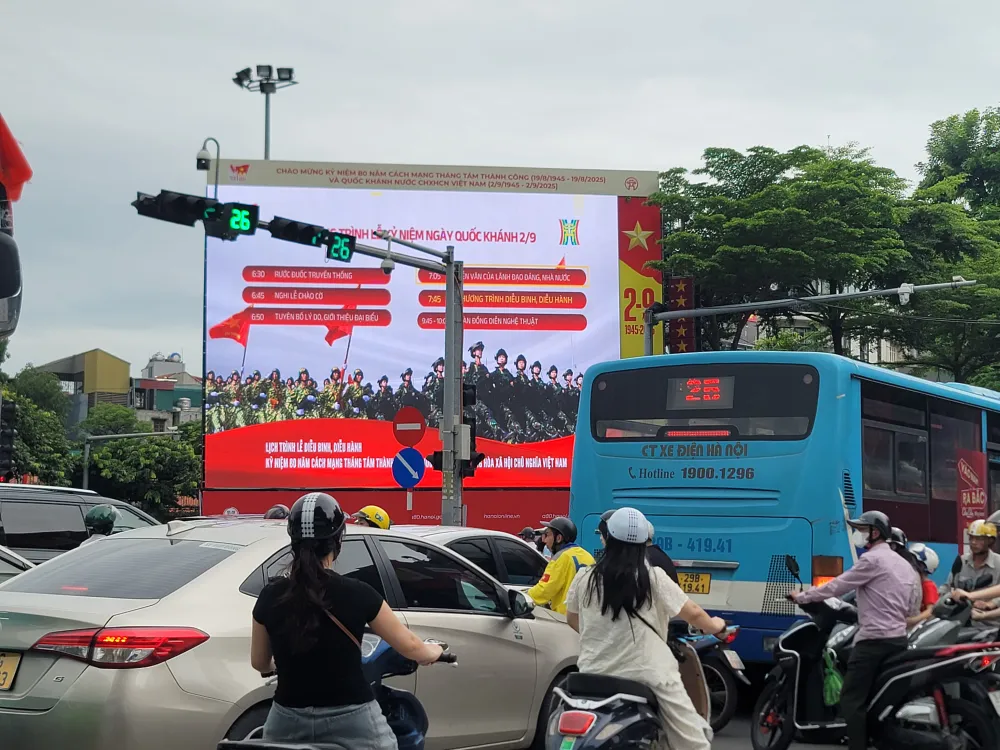 Nhiều tuyến đường trung tâm ở Hà Nội tắc nghẽn từ đầu giờ chiều. Ảnh: QUỐC KHÁNH 20250829_162902.jpg