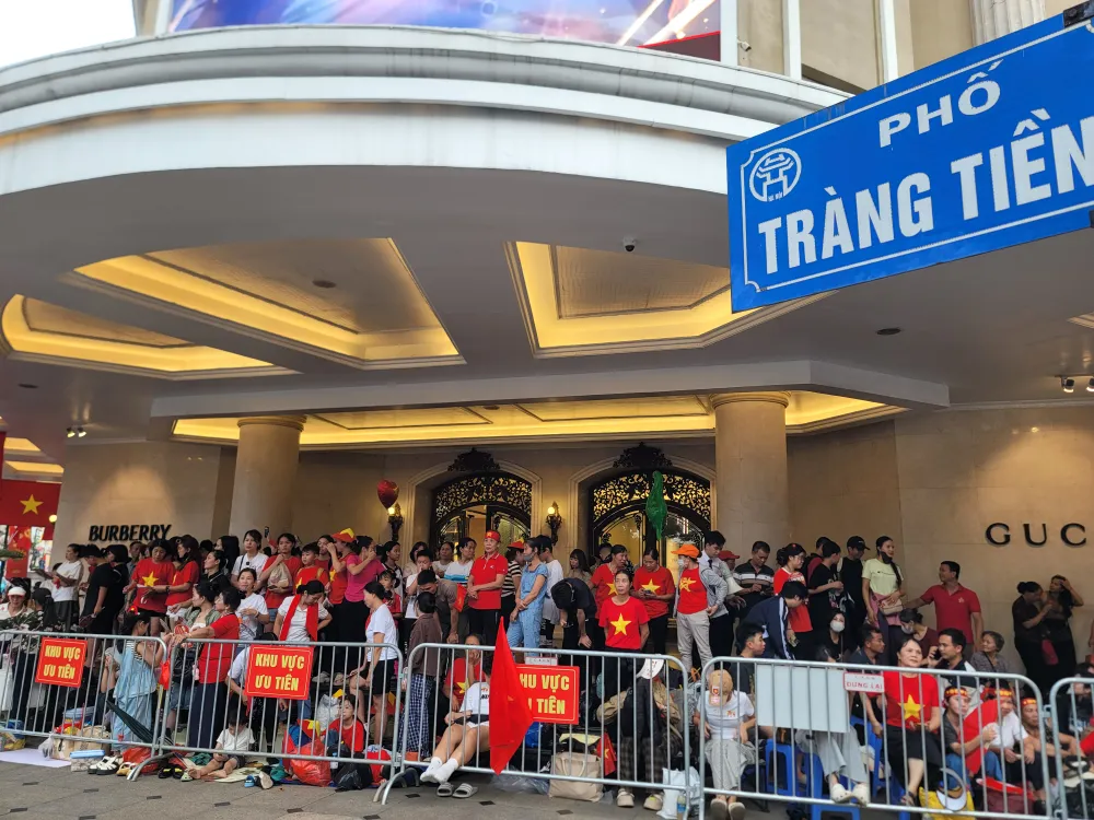 Tới chiều tối 29-8, ngã tư phố Tràng Tiền - Hàng Bài đã có rất đông người chờ xem tổng duyệt. Ảnh: QUỐC KHÁNH 20250829_170923.jpg