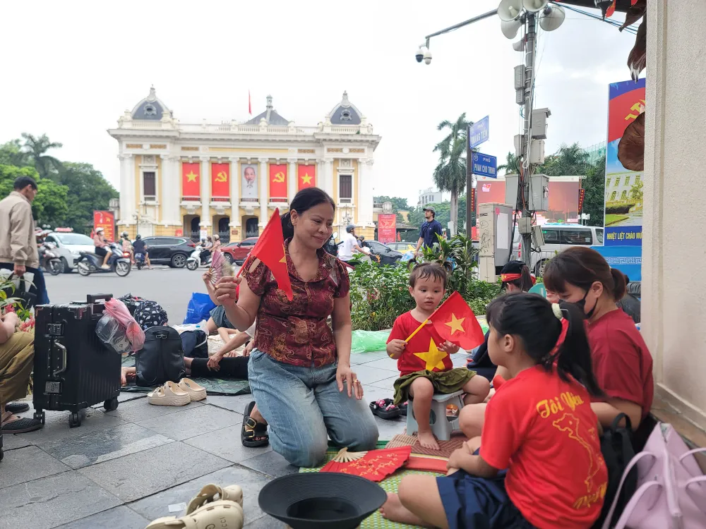 Từ chiều 29-8, nhiều người đã ra khu vực Quảng trường Cách mạng Tháng Tám để chờ xem tổng duyệt diễu binh, diễu hành trong sáng 30-8. Ảnh: QUỐC KHÁNH 20250829_171408.jpg