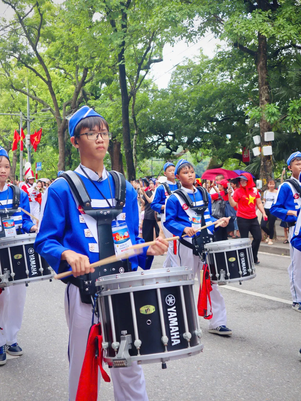 Đoàn nhạc kèn học sinh Trường THCS Võ Thành Trang biểu diễn trống trên phố đi bộ hồ Hoàn Kiếm z6963632382004_c288547d14b49bc61d8e35e9ef155f53.jpg