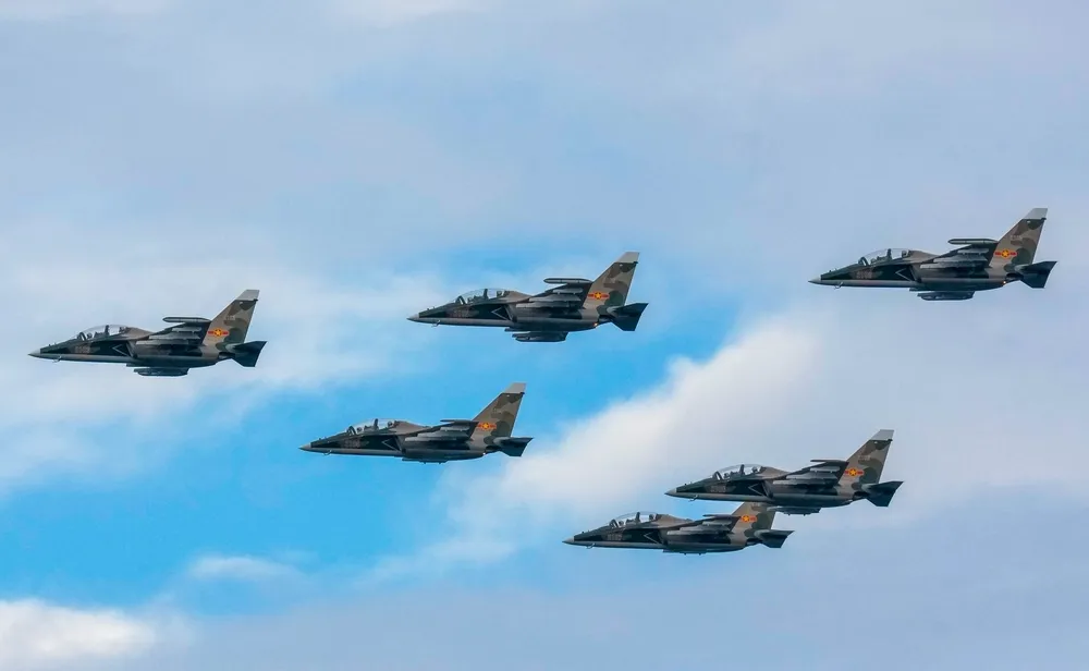 Biên đội bay 6 chiếc Yak-130 trên bầu trời Hà Nội. Ảnh: ĐỘC LẬP