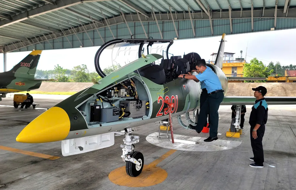 Các kỹ thuật viên kiểm tra an toàn kỹ thuật của máy bay L-39NG trước giờ cất cánh thực hiện nhiệm vụ z6965880451543_2ecbab8f1057c299551be2968aeb7f74.jpg
