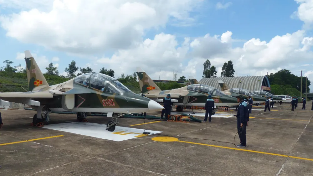 Các chiến sĩ, cán bộ kỹ thuật tiến hành kiểm tra các máy bay Yak-130 trước giờ bay luyện tập z6965894631877_d64875dc4b1335ab7597ab0ff46f1012.jpg