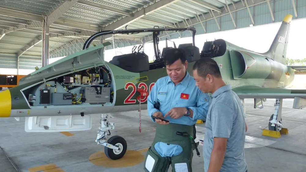 Thượng tá Tô Anh Tuấn, Tham mưu trưởng Trung đoàn 910 trao đổi với phóng viên Báo Sài Gòn Giải Phóng về đường bay luyện tập cho A80 z6965908565496_ce664cf735e2a9bc09b689370bba9e51.jpg