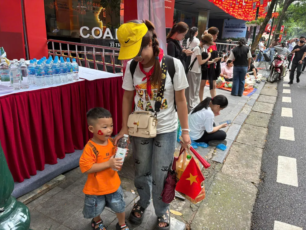 “Trạm khách A80: Tự Hào Việt Nam” còn là nơi phát nước uống miễn phí cho người dân z6966603035143_63e931677239a113ec3a40cca7428c9c.jpg