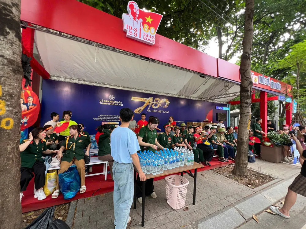 TP Hà Nội bố trí 15 “Trạm khách A80: Tự Hào Việt Nam” để hỗ trợ giúp đỡ người dân đi xem diễu binh, diễu hành A80 z6966603062053_8cf3c69013e78d4e61cc3859d3c9e0a2.jpg