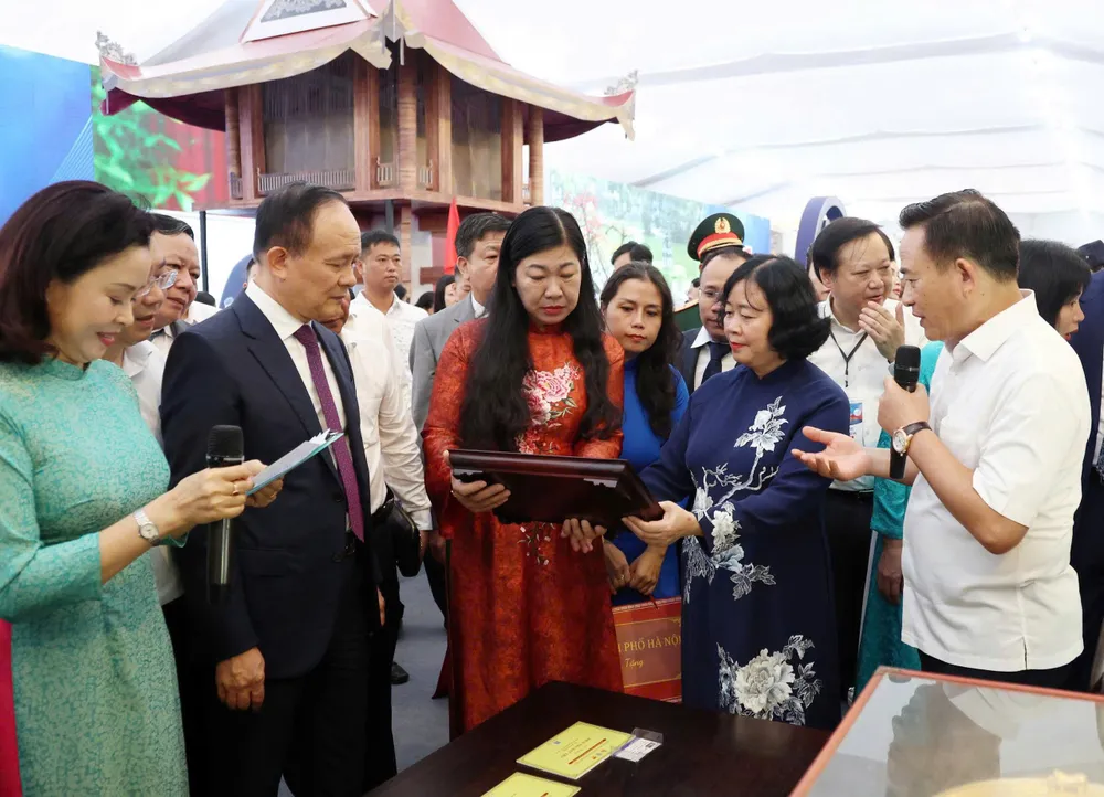 Đoàn đại biểu TP Hà Nội tham quan khu vực "Nét son Hà Nội" z6966915912293_371aabba9c95dad73059aeb0f9694db8.jpg