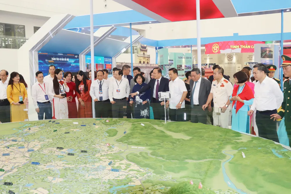 Đồng chí Bùi Thị Minh Hoài và đoàn đại biểu TP Hà Nội tham quan gian trưng bày của TP Hà Nội z6966915931071_4425993d7a179f656261ca11649bc25a.jpg