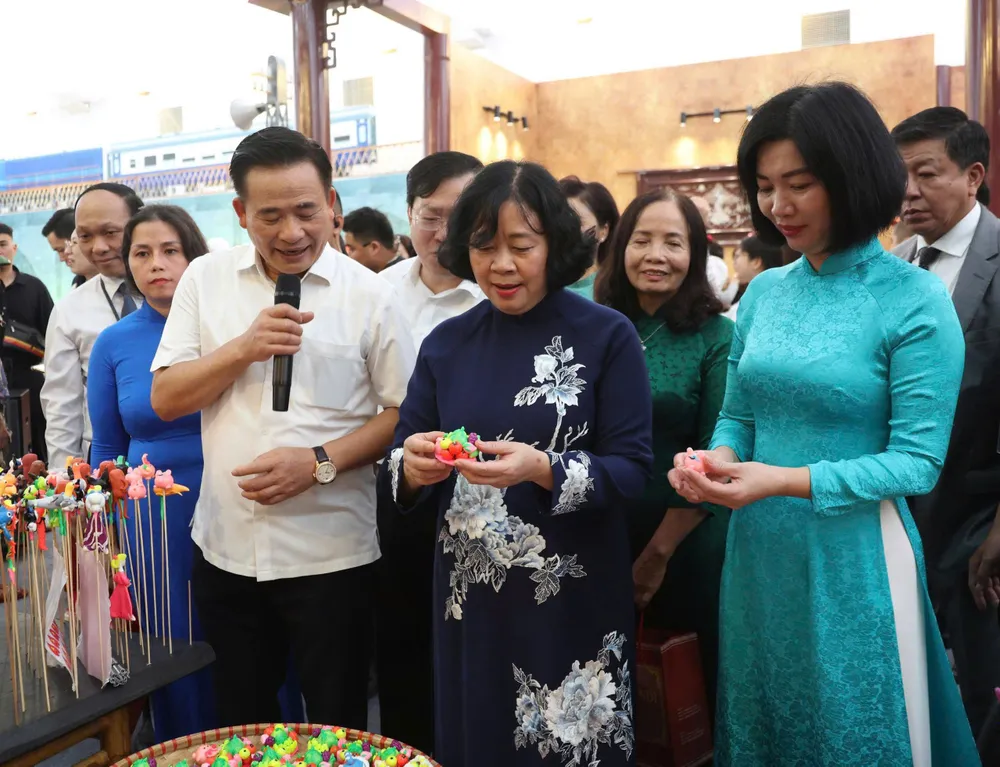 Bí thư Thành ủy Hà Nội tham quan khu trưng bày các phẩm thủ công, tinh hoa của Hà Nội z6966915970025_5f05e3ead2673b6814967db6b9a13cae.jpg