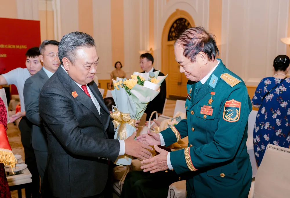Chủ tịch UBND TP Hà Nội thăm hỏi Anh hùng lực lượng vũ trang z6967067598833_d8ba3db4e7831c269f6cae9ddb85ff62.jpg