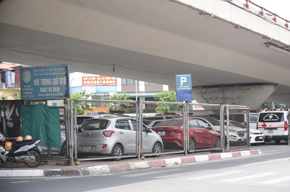 Một khu vực gầm cầu đường bộ ở Hà Nội bị biến thành điểm trông giữ xe 1.jpg