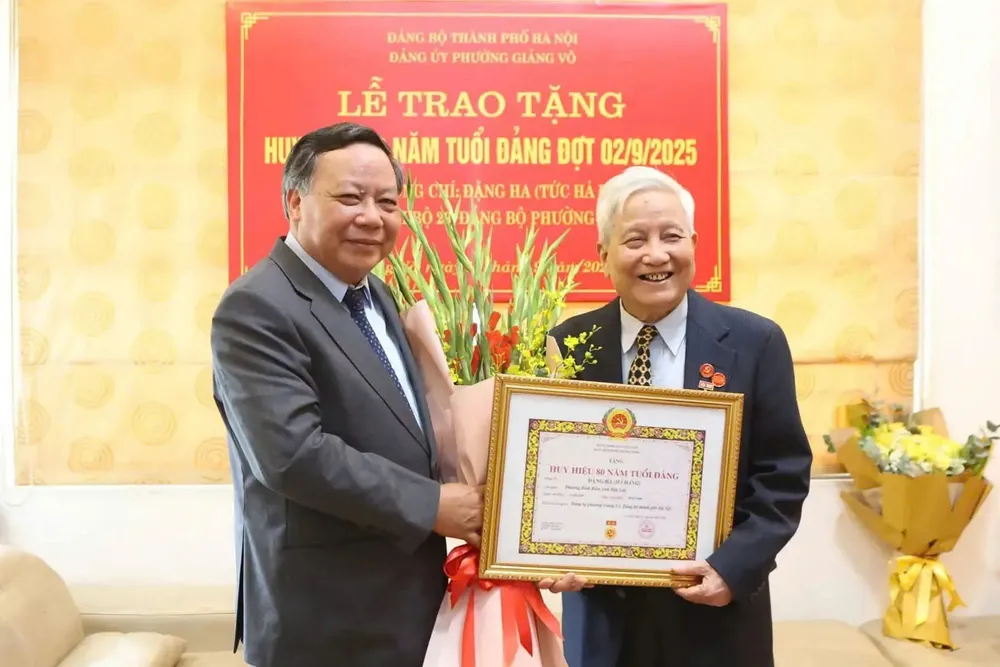 Đồng chí Nguyễn Văn Phong trao Huy hiệu 80 năm tuổi Đảng tới nhà báo Hà Đăng 8.jpg