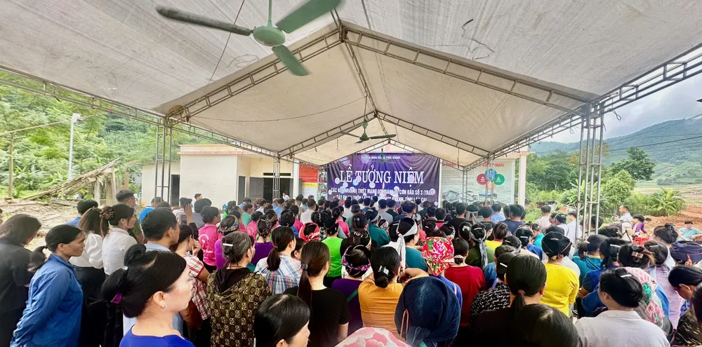 Rất đông người dân địa phương tới dự lễ tưởng niệm các nạn nhân trong trận lũ quét kinh hoàng ở Làng Nủ IMG_1757471180159_1757473587660.jpg