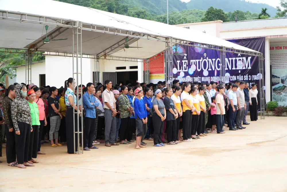 Bà con nhân dân, đại diện chính quyền địa phương và các cơ quan chức năng mặc niệm tưởng nhớ các nạn nhân IMG_1757471522676_1757473604049 (1).jpg