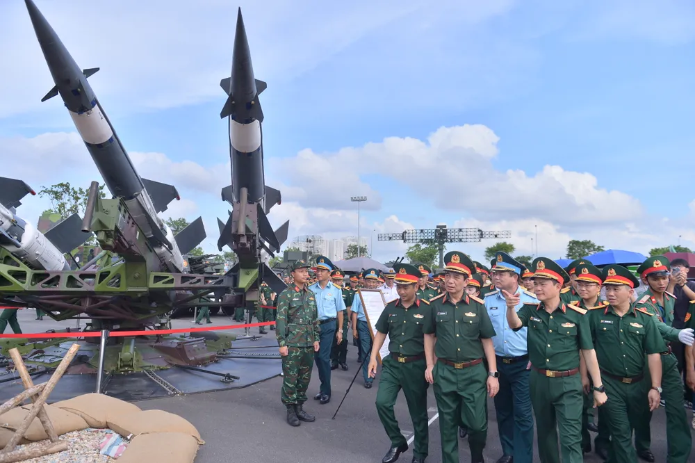 Đại tướng Phan Văn Giang, Bộ trưởng Bộ Quốc phòng thăm khu trưng bày tổ hợp tên lửa tại triển lãm 80 năm thành tựu đất nước DH6_4959.JPG