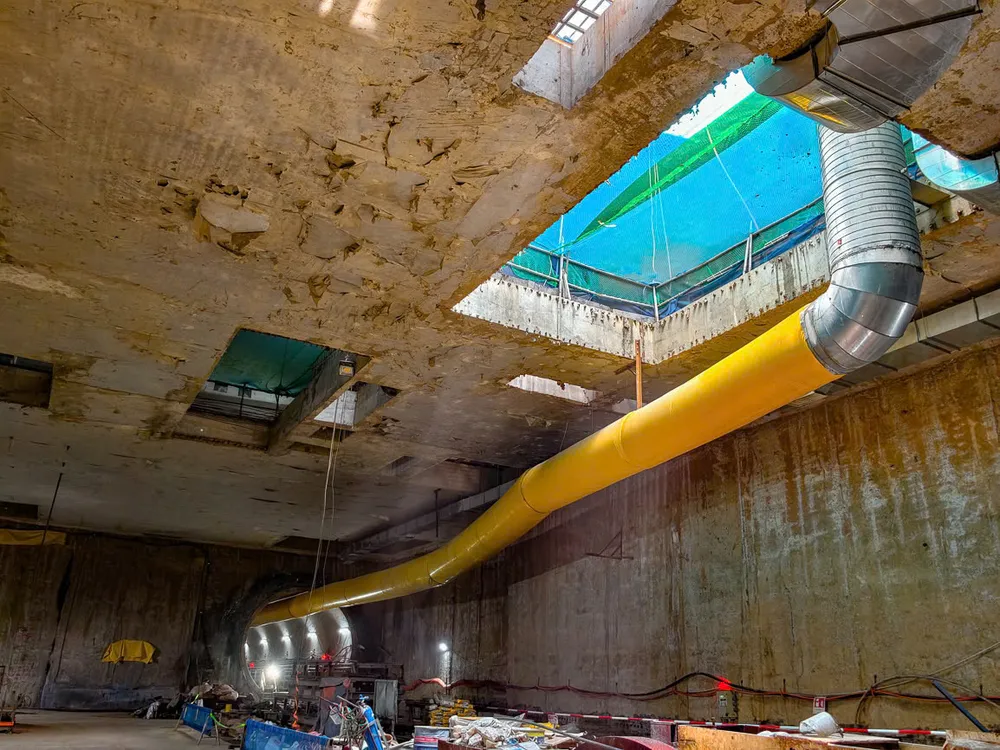 Một nhà ga ngầm trên tuyến metro Nhổn - ga Hà Nội đang dần hoàn thành 547275294_1220015666831458_7772981682162516425_n.jpg