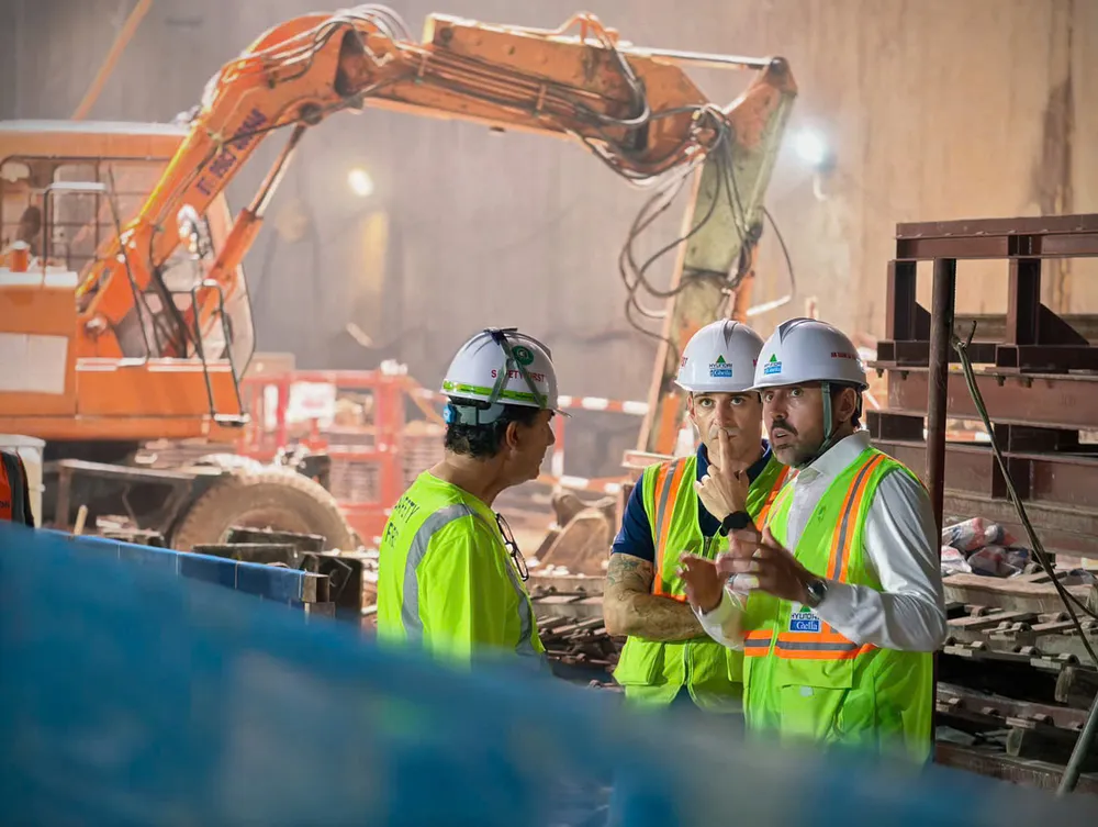Các chuyên gia, tư vấn nước ngoài túc trực thường xuyên trên công trường thi công dự án metro Nhổn - ga Hà Nội 547869083_1220015863498105_4848698336192789164_n.jpg