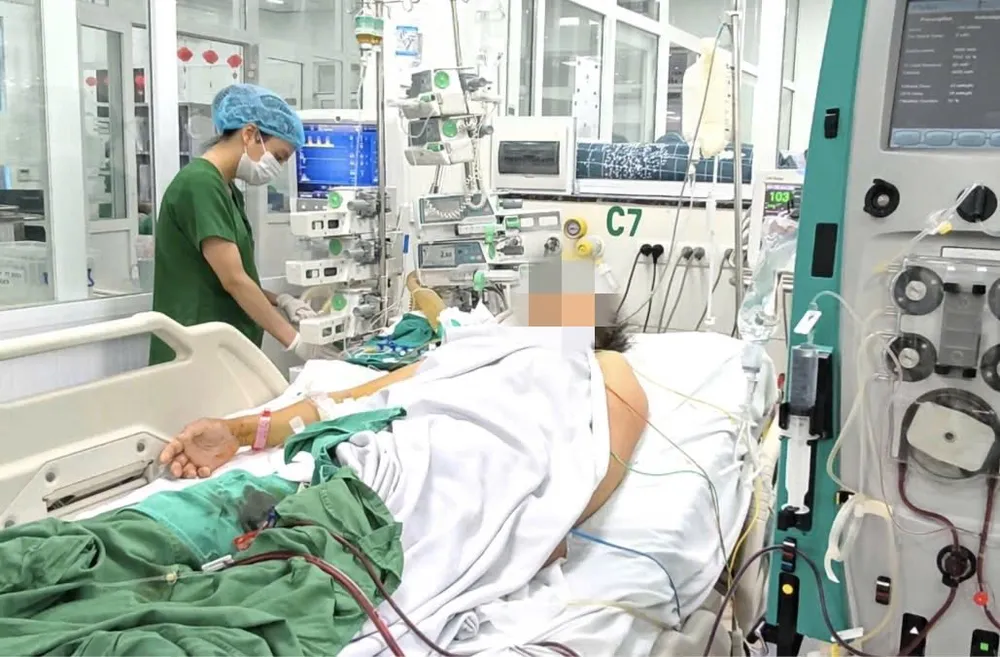 Bác sĩ Bệnh viện Bệnh nhiệt đới Trung ương thăm khám cho một bệnh nhân SXH rất nặng 548080962_811558884863344_5410623377398364556_n.jpg