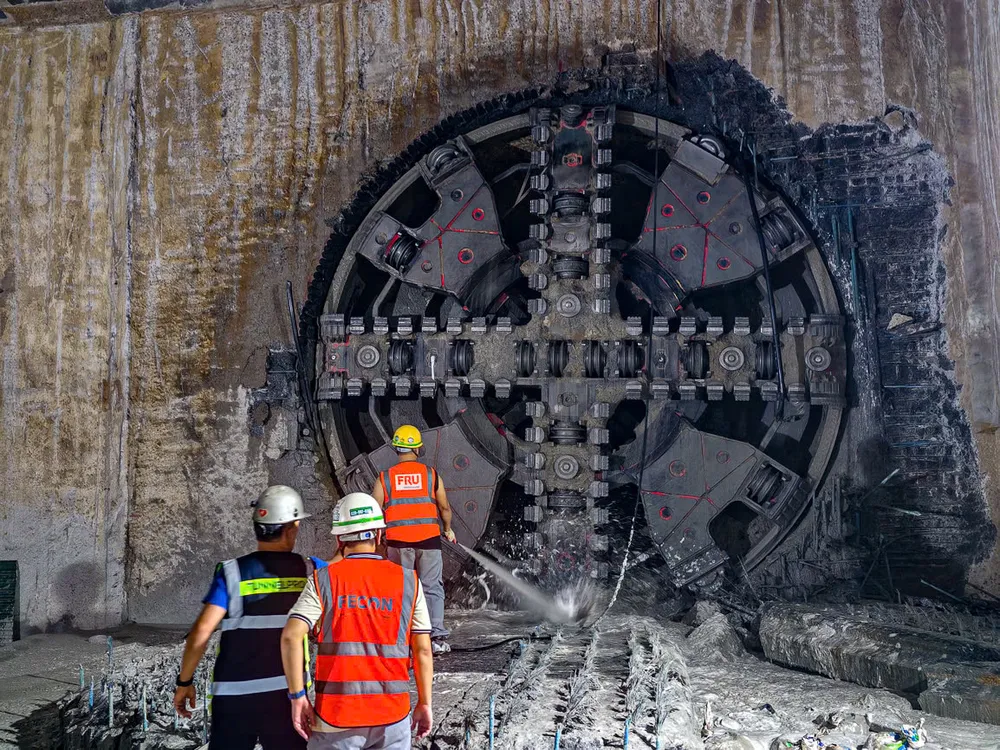 Máy đào hầm TBM số 2 "Táo bạo" của dự án metro Nhổn - ga Hà Nội đã đào tới ga S10 - Cát Linh 548417706_1220015443498147_6182198443677557427_n.jpg