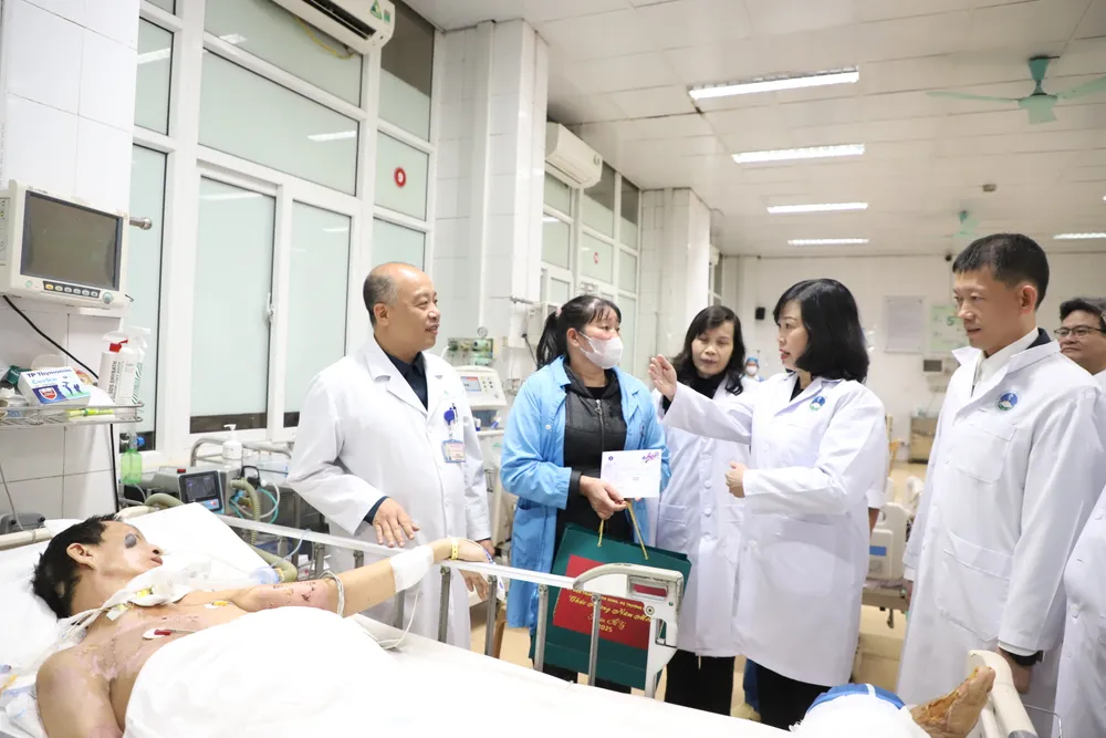 Bộ trưởng Bộ Y tế Đào Hồng Lan thăm hỏi bệnh nhân, động viên cán bộ y tế tại Bệnh viện đa khoa Hải Dương 11.1.2025  BT tham benh nhan 2.JPG.jpg