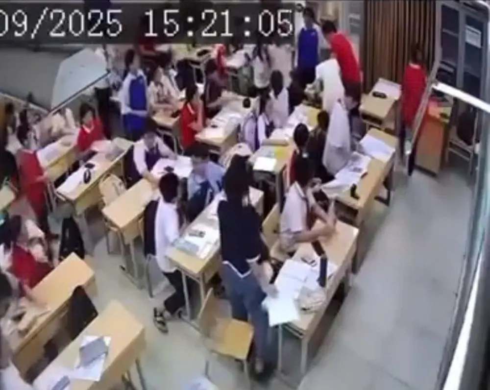Hình ảnh cắt ra từ clip ghi lại sự việc học sinh lớp 7 túm tóc, xô ngã giáo viên ngay tại lớp 2222.jpg