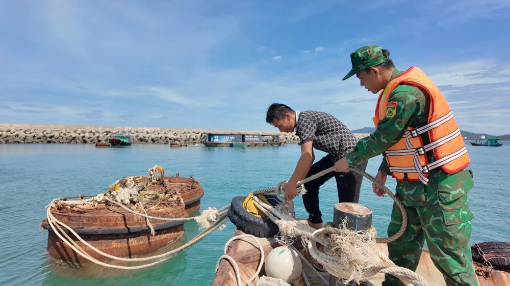 Lực lượng Biên phòng Quảng Ninh hỗ trợ ngư dân đưa tàu thuyền về nơi tránh trú bão số 9. Ảnh: THU BÁU z7044388524398_c1836deb2b2600f988432a603bf7cb95.jpg