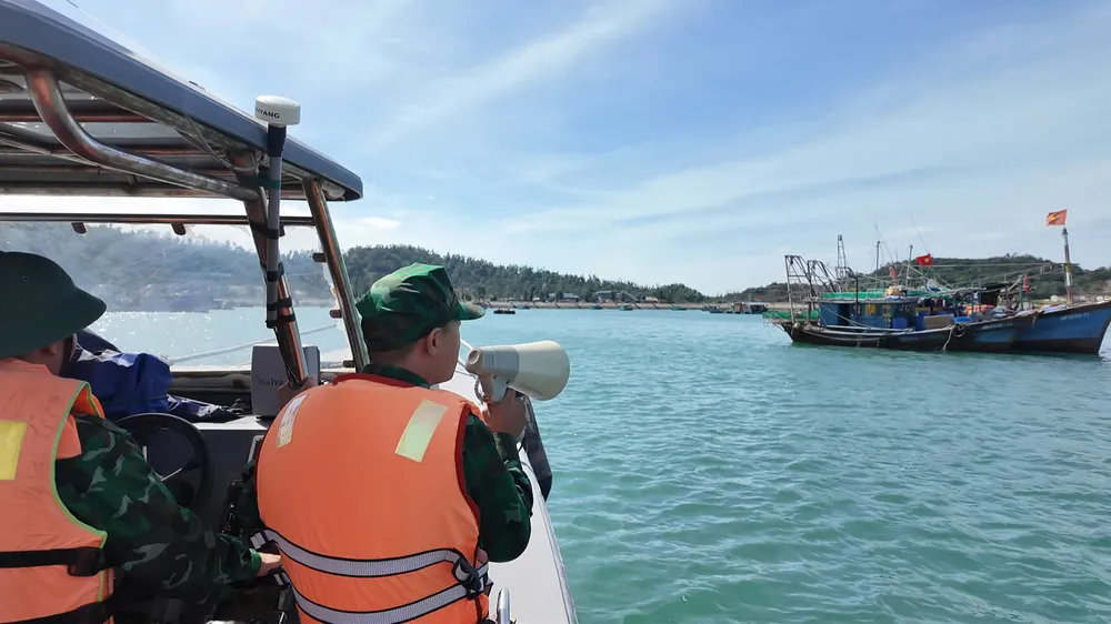 Lực lượng chức năng Đồn Biên phòng Cô Tô kêu gọi tàu, thuyền vào nơi tránh trú bão số 9. Ảnh: THU BÁU z7044389090312_c9cfcf9b09f40761b43220095946eb61.jpg