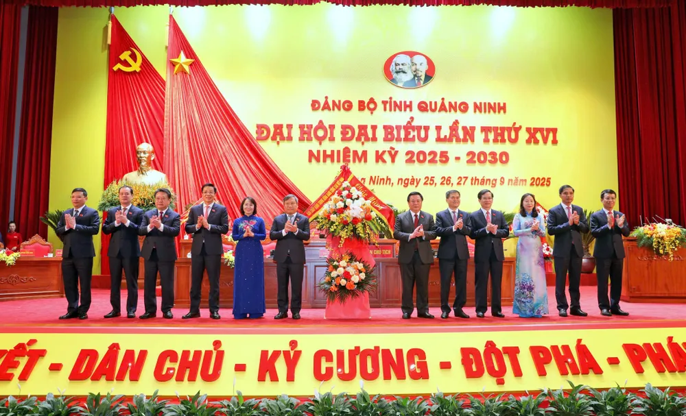 Đồng chí Nguyễn Xuân Thắng tặng hoa chúc mừng đại hội 3.jpg