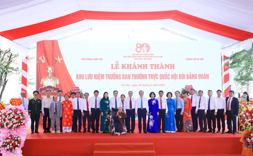 Các đồng chí lãnh đạo Trung ương và Hà Nội chụp ảnh lưu niệm với thân nhân cụ Bùi Bằng Đoàn 2b5a0698-1759042183863535836470.jpg