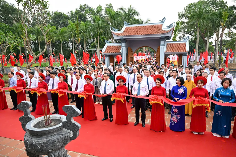 Các đại biểu cắt băng khánh thành Khu lưu niệm Trưởng Ban Thường trực Quốc hội Bùi Bằng Đoàn 49d5827d2eb5a4ebfda4-17590425437022124353620.jpg