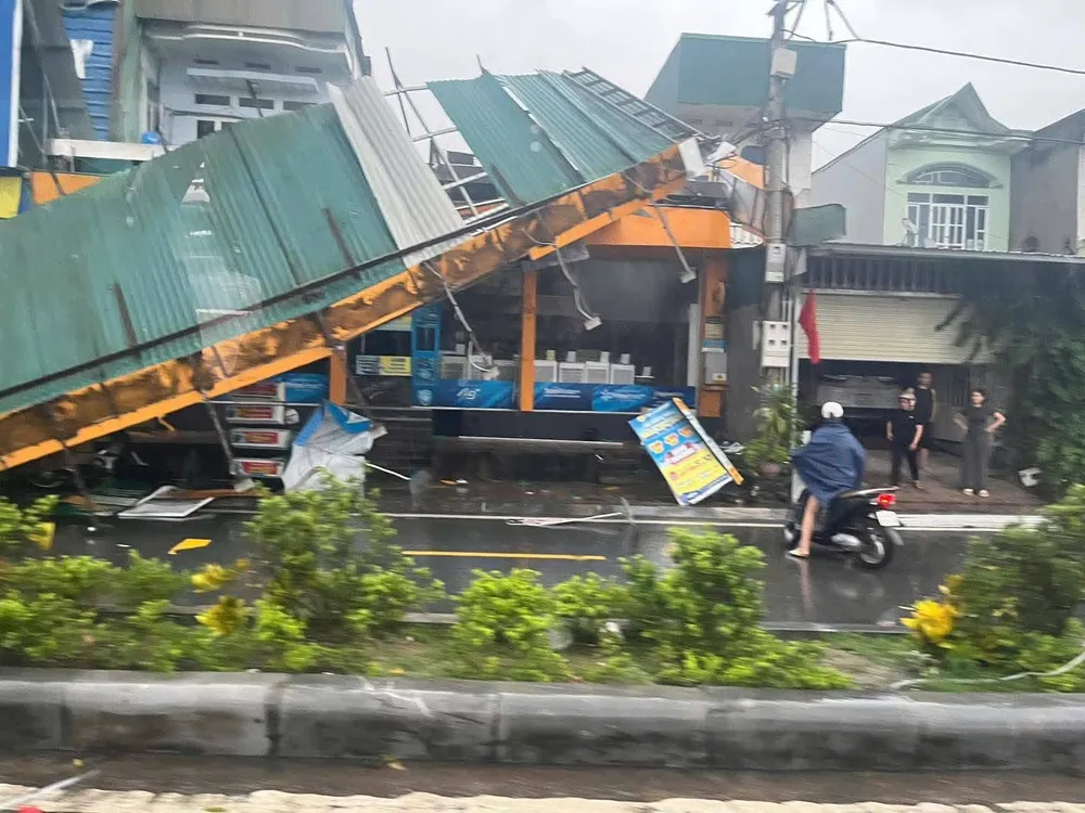 Mái tôn của một nhà dân ở xã Đầm Hà bị dông lốc thổi tung 555968492_816756527546103_5434856580253205667_n.jpg