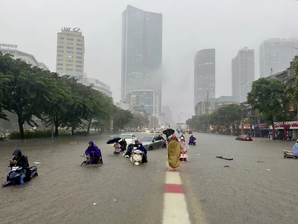 Người dân Hà Nội đội mưa, bì bõm dắt xe trên nhiều tuyến phố 3.jpg