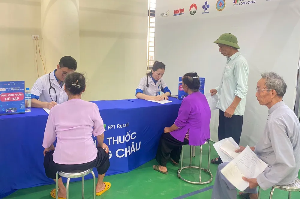Người dân xã Minh Châu được các bác sĩ thăm khám sức khỏe miễn phí 520263264_1088869986676349_2280104668465782731_n.jpg