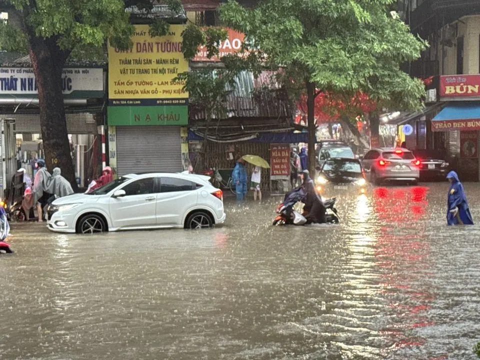 Tới chiều tối 30-9, tại Hà Nội vẫn còn hàng chục điểm ngập lụt khiến người dân đi lại rất vất vả 7.jpg