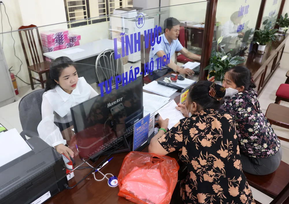 Cán bộ hành chính công UBND xã Minh Châu phục vụ người dân tới làm các thủ tục hành chính. Ảnh: QUANG PHÚC NQP_0040.JPG