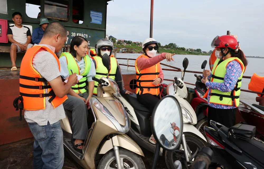 Hàng ngày, nhiều cán bộ, công chức xã Minh Châu phải đi phà qua sông Hồng để tới trụ sở làm việc. Ảnh: QUANG PHÚC NQP_9775.JPG