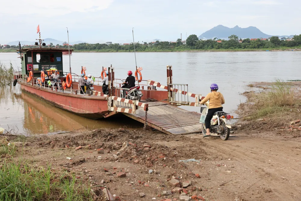 Chuyến phà đưa người dân và cán bộ công chức tới xã Minh Châu. Ảnh: QUANG PHÚC NQP_9810.JPG