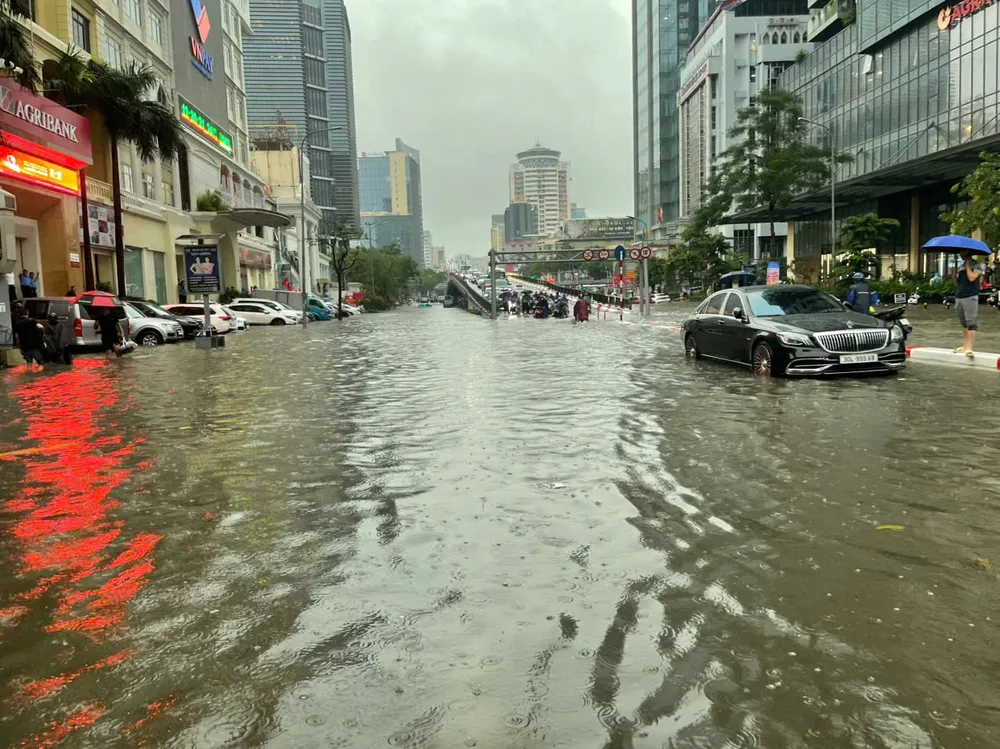 Nước ngập mênh mông trên đường Láng Hạ. Ảnh: QUỐC KHÁNH z7065663777200_152323213052f556f9db5afe03dcda64.jpg