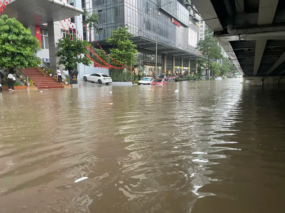 Nước ngập sâu trên đường Lê Văn Lương. Ảnh: QUỐC KHÁNH z7065663873331_c5b0871ec76a7061dda8cf2afcbcac29.jpg