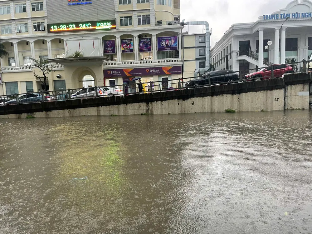 Mưa ngập gây ảnh hưởng nghiêm trọng tới giao thông trên địa bàn Hà Nội. Ảnh: QUỐC KHÁNH z7065663890798_f0e68a34fbcce799c1399c5b5881b78f.jpg
