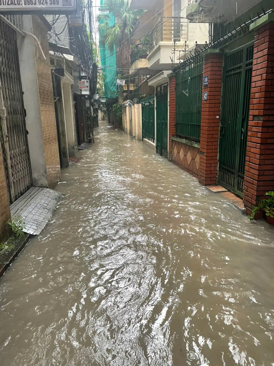Một khu dân cư ở khu Nhân Chính nước ngập mấp mé vào nhà dân. Ảnh: QUỐC KHÁNH z7065664293102_725cba9af3effa3334de8a728278797c.jpg