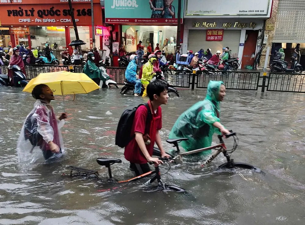Ngày 30-9, rất nhiều học sinh của Hà Nội đã phải lội nước nhiều giờ để về nhà z7069570643049_7d42c9548e5326f00a7504b5c6e04fae.jpg